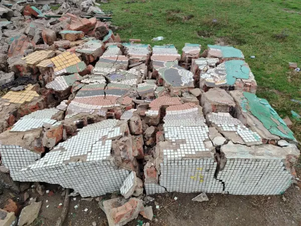 Фото к материалу: При реконструкции трассы М-4 под Каменском снесли остановку с мозаичным панно