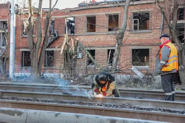 Фото к материалу: Губернатор Юрий Слюсарь показал масштабные разрушения после атаки БПЛА на Таганрог