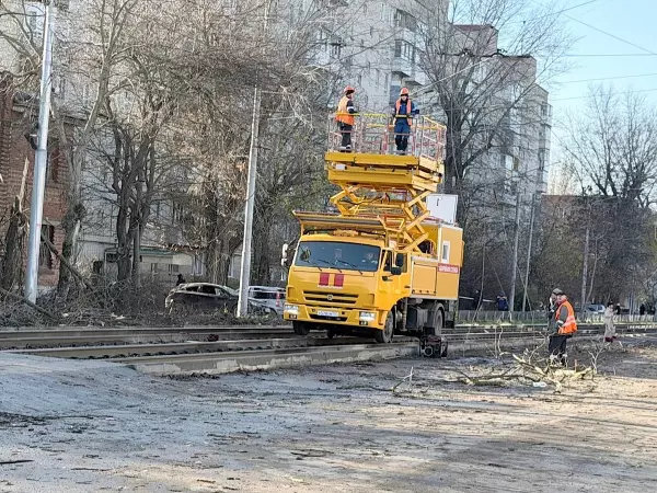 Фото к материалу: Осколки БПЛА в Таганроге повредили трамвайную сеть 