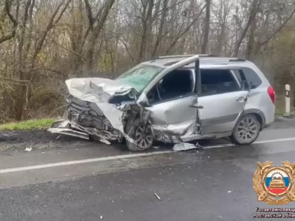 Фото к материалу: В жестком ДТП на трассе в Ростовской области один человек погиб и один пострадал