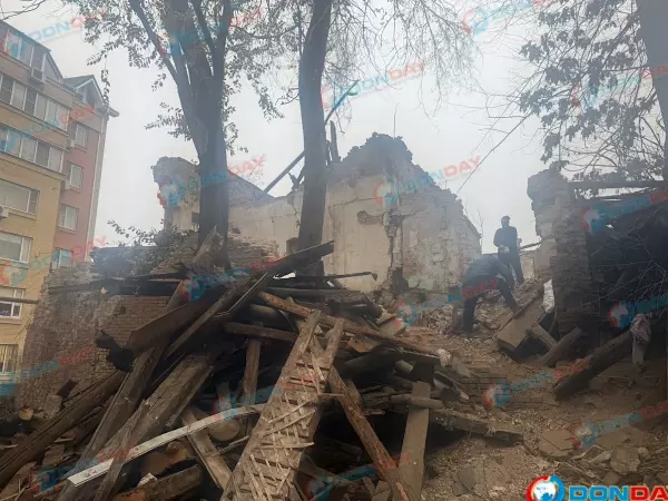 Фото к материалу: Выносят мусор и разбирают завалы: доходный дом Гудермана в Ростове готовят к реставрации