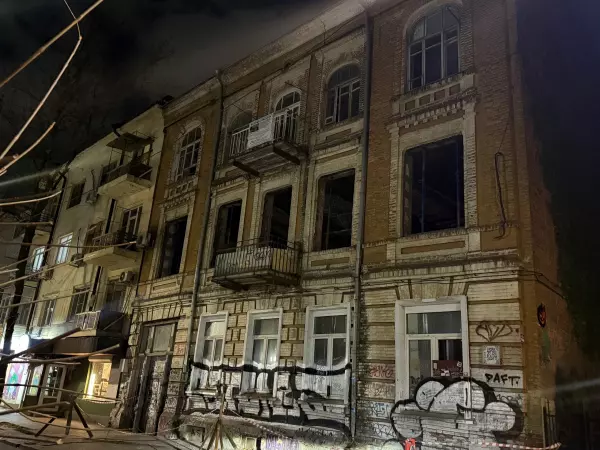 Фото к материалу: В доходном доме XIX века в центре Ростова во время реставрации перекосило окна