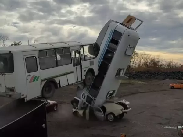 Фото к материалу: Ростовский каскадер Евгений Чеботарев повторил трюк с подвешенным автобусом