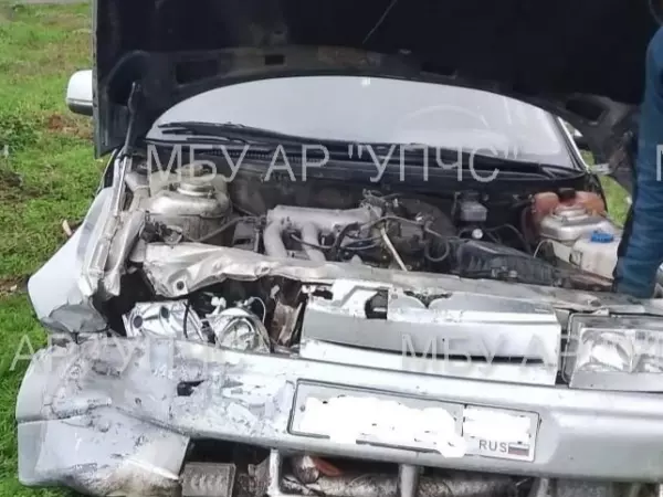 Фото к материалу: Под Ростовом легковушку покорежило после столкновения с иномаркой