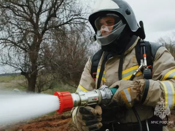 Фото к материалу: В Таганроге после массированной атаки БПЛА спасатели локализовали 8 возгораний