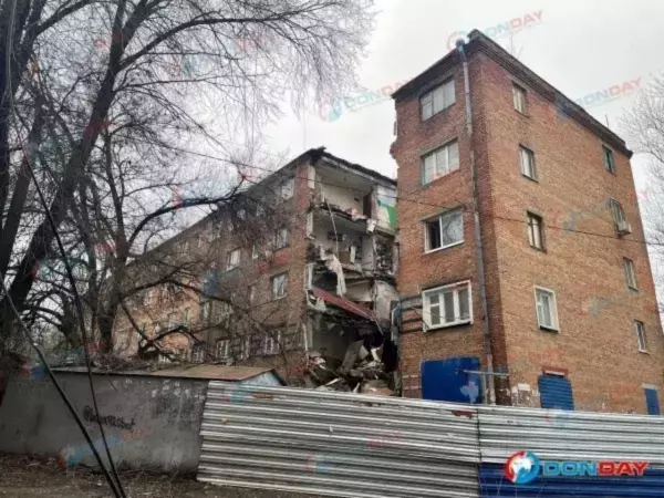 Фото к материалу: Вопиющее воровство: мародеры вывозят из дома на Нариманова вещи и имущество жильцов