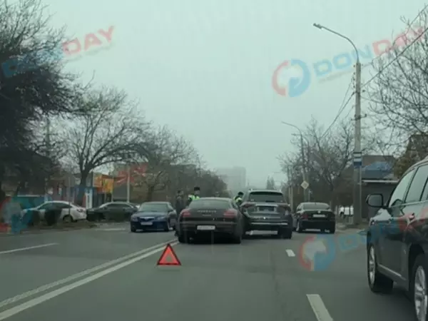 Фото к материалу: Две люксовые иномарки столкнулись на Мадояна в Ростове