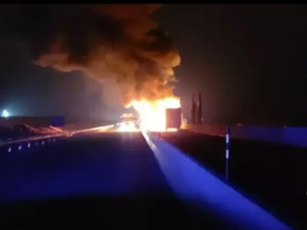 Фото к материалу: ГАИ обнародовала кадры горящей фуры на М-4 в Ростовской области