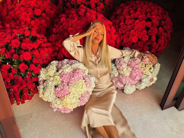 Фото к материалу: Тайный поклонник завалил дом Виктории Лопыревой огромными букетами