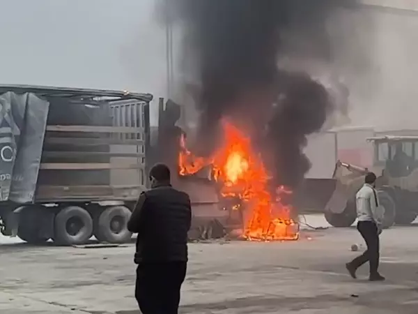 Фото к материалу: В Ростове возле склада маркетплейса на Гайдара полыхает фура