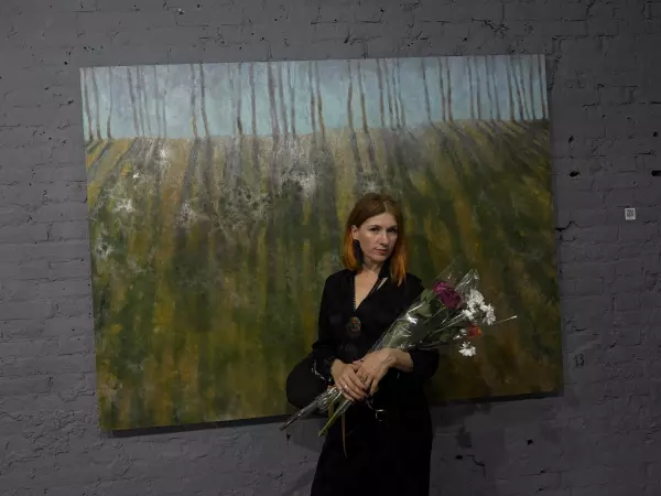 Фото к материалу: В Ростове открылась выставка картин Елены Лапко: от шумного города до дивного сада
