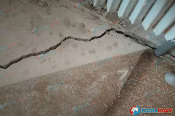 Фото к материалу: Лопаются стекла и трескаются полы: в Цимлянске многоквартирный дом рушится на глазах