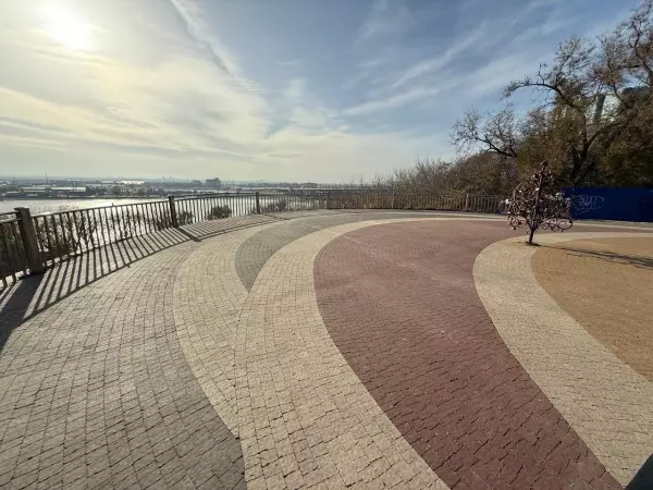 Фото к материалу: В Ростове заменили плитку на многострадальной смотровой площадке на Седова