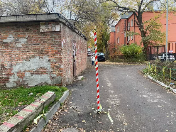 Фото к материалу: Не проедет ни скорая, ни пожарная: ростовчане возмущены строительством, перекрывающим проезд к дому