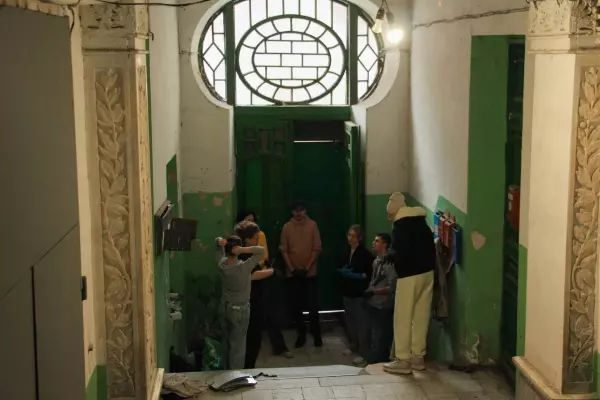 Фото к материалу: В Ростове общественники привели в порядок парадную в доме братьев Дерткезовых