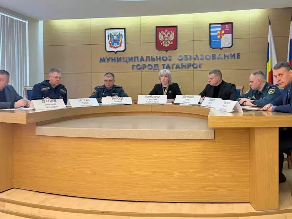 Фото к материалу: Режим ЧС ввели в Таганроге в границах поврежденных домов и учреждений после атаки БПЛА