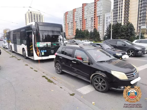 Фото к материалу: В Ростове два пассажира автобуса №49 пострадали в ДТП с «Джили»