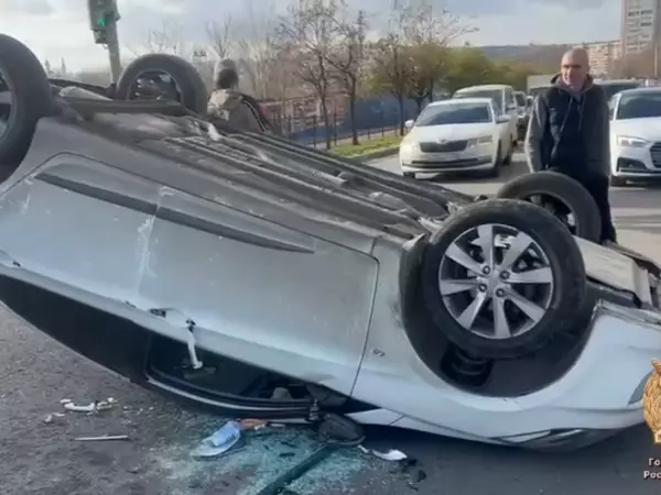 Фото к материалу: В Ростове в ДТП с «перевертышем» пострадали два человека