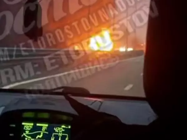 Фото к материалу: На трассе М-4 в районе аэропорта Платов полыхает фура