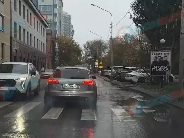 Фото к материалу: В Ростове улицу Береговую топит нечистотами уже второй день