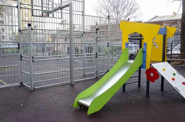 Фото к материалу: В Ленинском районе Ростова обустроили новую игровую площадку с мультиспортивной ареной