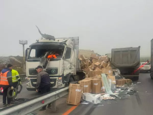 Фото к материалу: В Ростовской области при ДТП коробки с товаром выпали из грузовика и парализовали движение