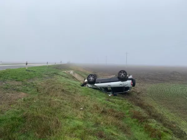 Фото к материалу: На трассе в Ростовской области внедорожник с пассажиром съехал в кювет и перевернулся