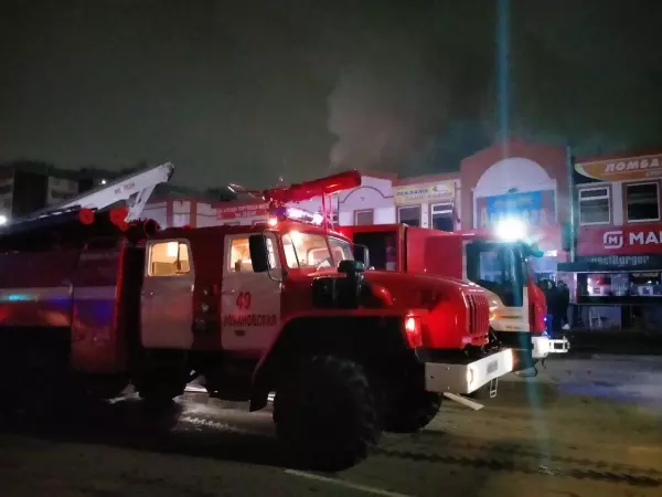 Фото к материалу: Зрелищные кадры с крупного пожара на рынке «Авангард» в Волгодонске