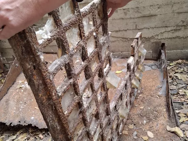 Фото к материалу: Жильцы доходного дома Дерткезовых в Ростове нашли в подвале уникальный иллюминатор