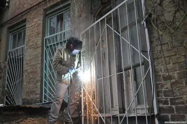 Фото к материалу: В Ростове градозащитники закрыли окно в историческом здании, которое разбили вандалы