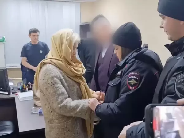 Фото к материалу: Надели наручники: Владелицу «пыточного рехаба» для подростков арестовали