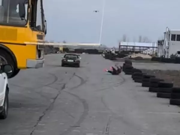 Фото к материалу: Ростовский экстремал Евгений Чеботарев навернулся с движущейся машины