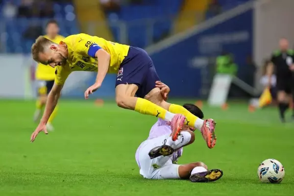 Фото к материалу: РФС объяснил 10-минутный просмотр эпизода арбитром VAR в матче «Ростов» – «Акрон»