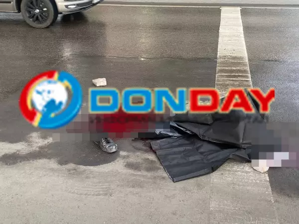 Фото к материалу: Лужа крови и слетевший ботинок: кадры с места падения ростовчанина с Ворошиловского моста