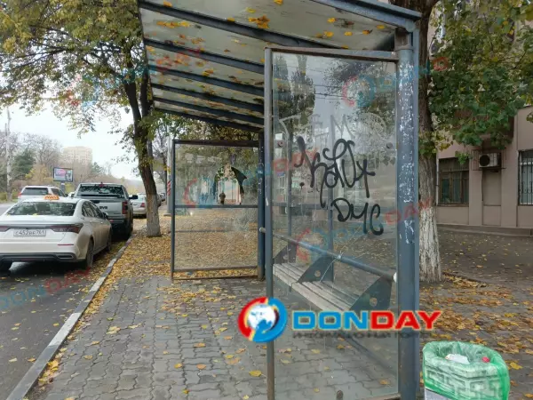 Фото к материалу: Жители Ростова пожаловались на разбитую остановку на Буденновском проспекте