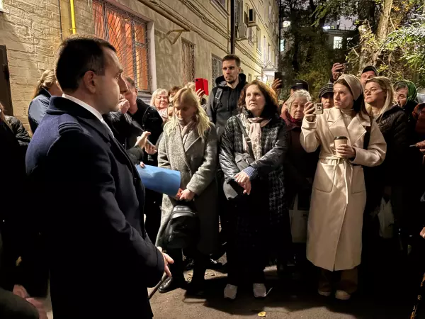 Фото к материалу: В Ростове прошла встреча главы Октябрьского района с жителями дома на Ивановского