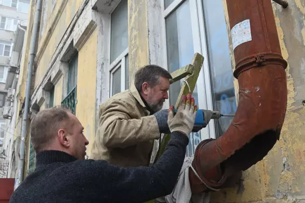 Фото к материалу: В Ростове общественники закрыли еще несколько окон в доме Красса после взлома 