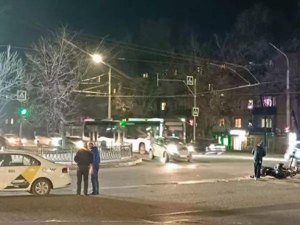 Фото к материалу: В Ростове на Западном столкнулись такси, самокат и электровелосипед