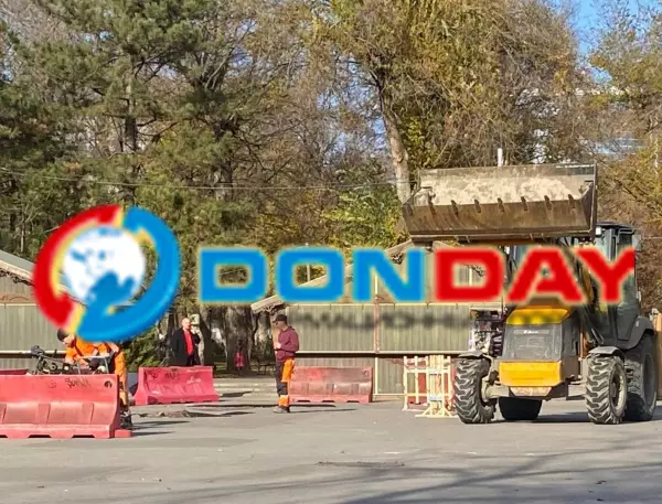 Фото к материалу: В Ростове устраняют гигантский провал возле парка Революции