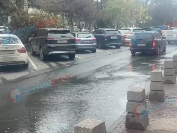 Фото к материалу: Потоп в Кировском районе напротив СИЗО Ростова оказался сбросом воды