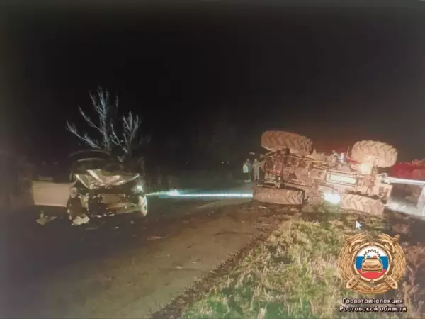 Фото к материалу: В Ростовской области два пассажира пострадали в ДТП с трактором