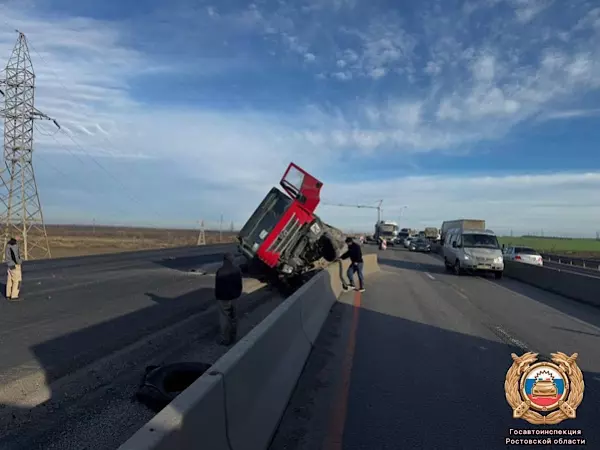 Фото к материалу: На М-4 в Красносулинском районе опрокинулся самосвал: движение частично перекрыто