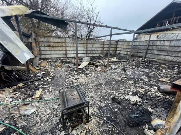 Фото к материалу: В Ростовской области сгорел пункт выдачи с товарами