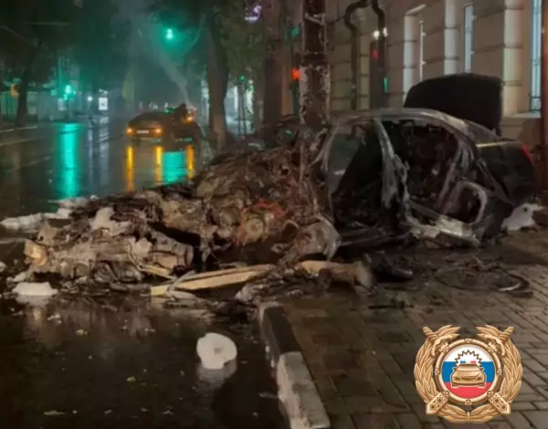 Фото к материалу: В Ростове иномарка врезалась в опору ЛЭП и загорелась