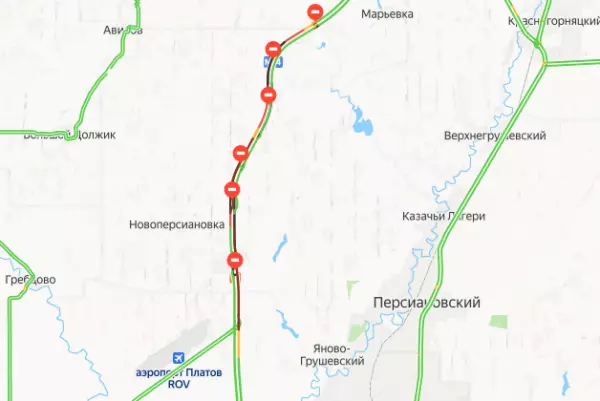 Фото к материалу: Адская пробка из-за ДТП парализовала движение на М-4 в районе аэропорта Платов