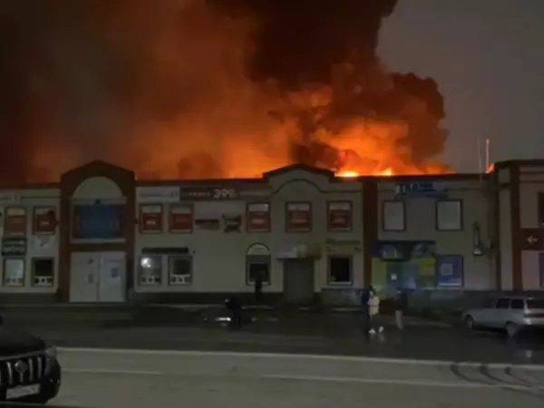 Фото к материалу: Пожар повышенного ранга тушили больше полусотни человек на рынке «Авангард» в Волгодонске