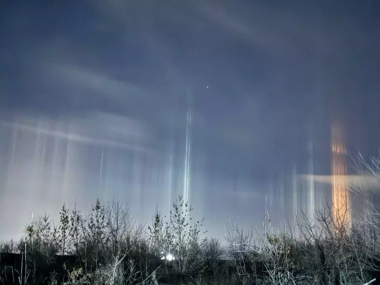 Жители Ростовской области запечатлели необычное явление - световые столбы 