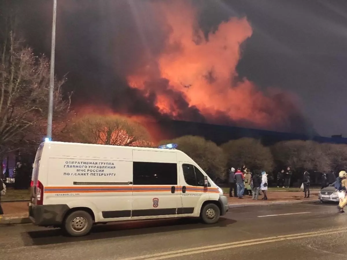 В Санкт-Петербурге на большой площади сгорел Правобережный рынок
