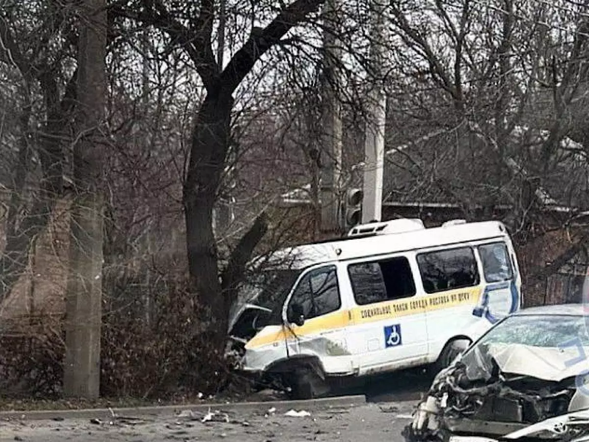 ГАЗель для перевозки инвалидов столкнулась с легковушкой в Ростове