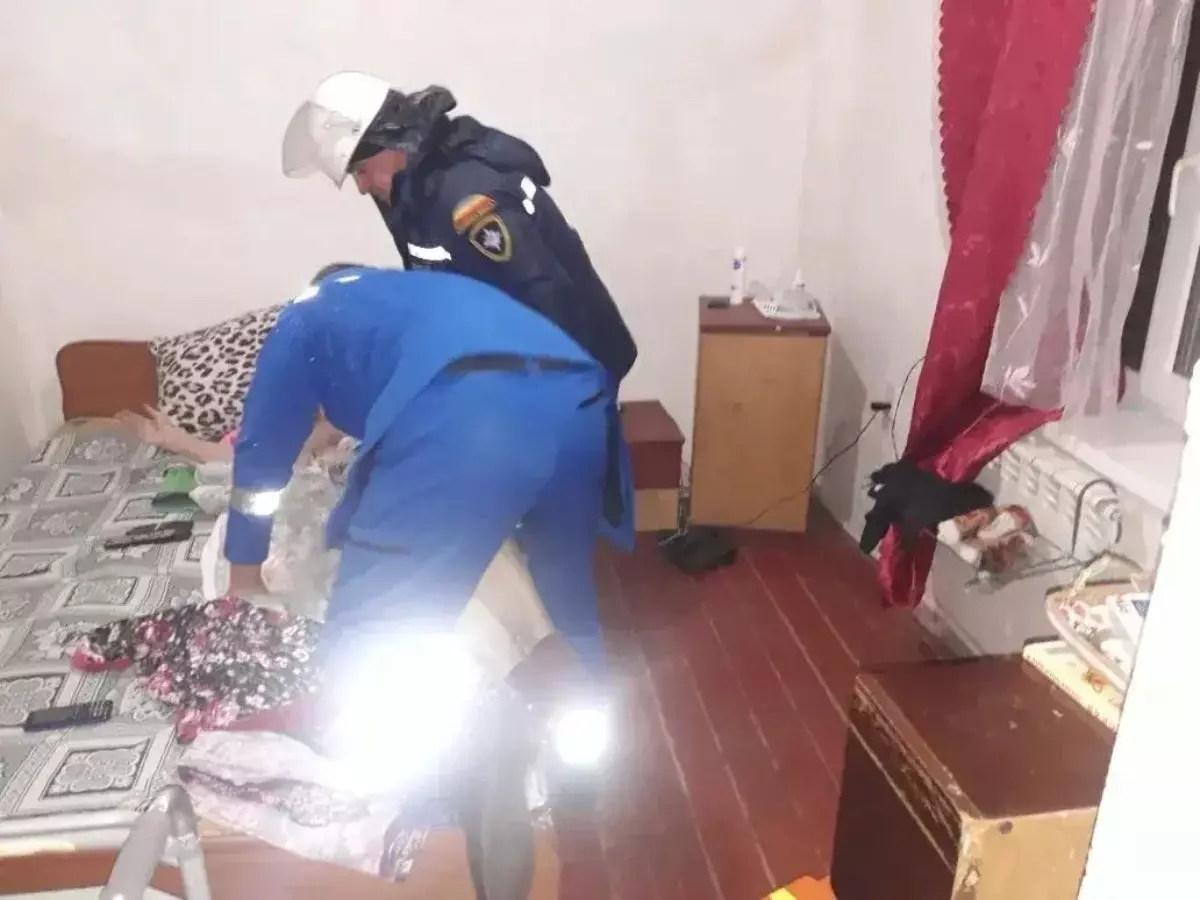 В Ростовской области спасатели вскрыли квартиру, чтобы помочь беспомощной пенсионерке